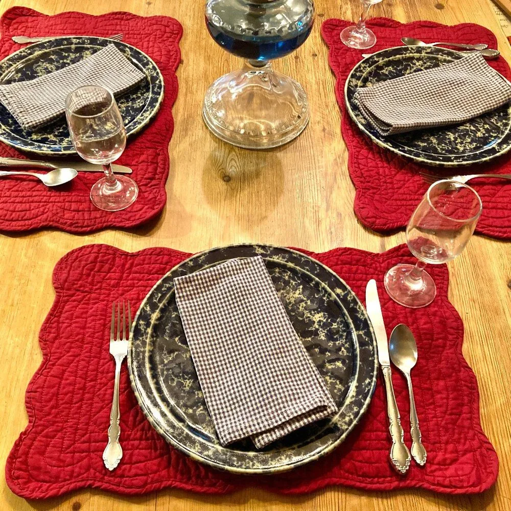 Set of 4 Quilted Matelasse Placemats w Scallops, 2-sided